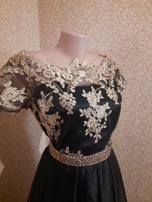 Вечірня сукня чорного кольору