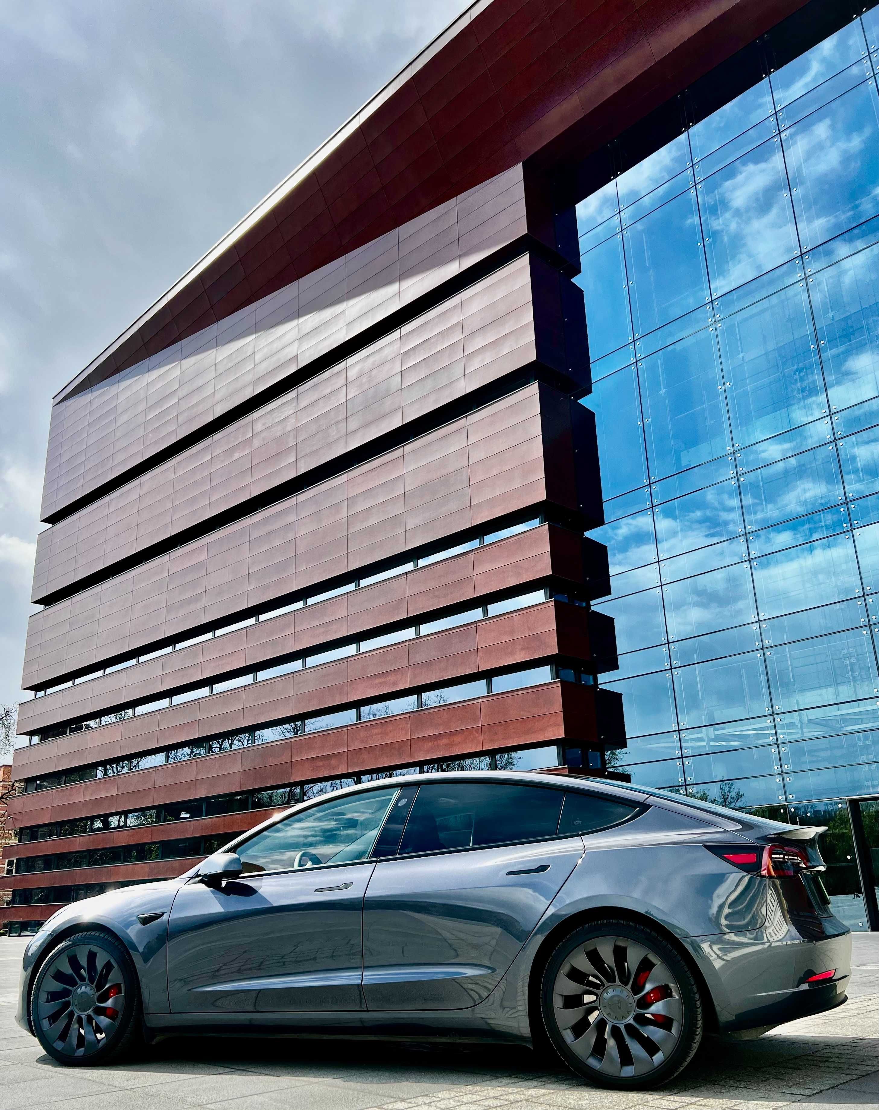Wynajem samochodu Tesla 3 Performance 3.3sekundy/100km, 521 koni.