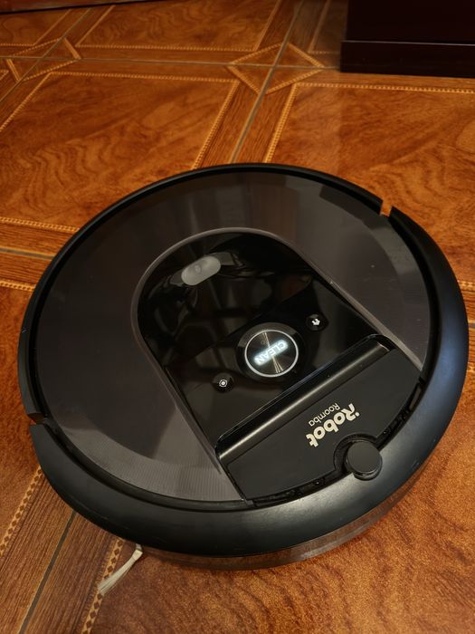 Aspirador IRobot Roomba i8+ com Estação de Autolimpeza