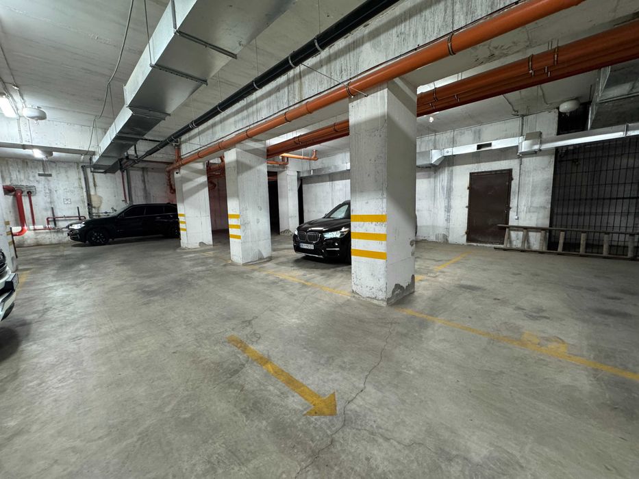 Паркомісце у підземному паркінгу в центрі міста