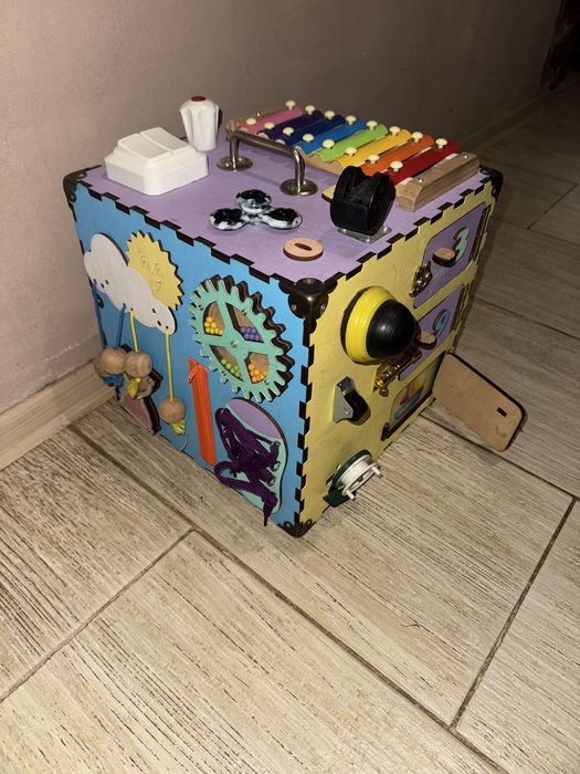 Бизикуб розвивающая игрушка