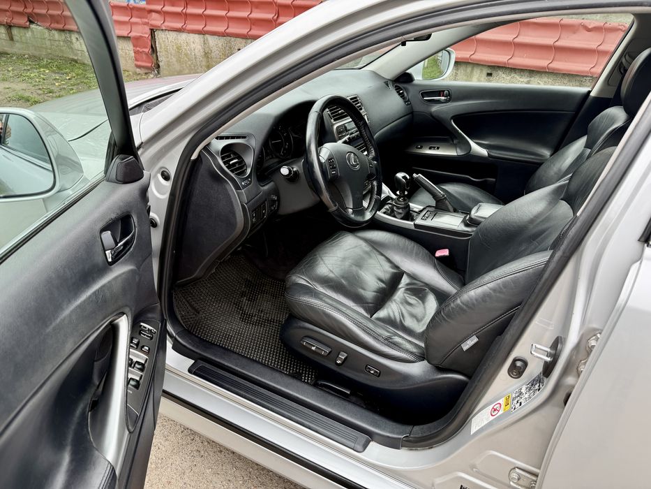 Продам Lexus Is 220d