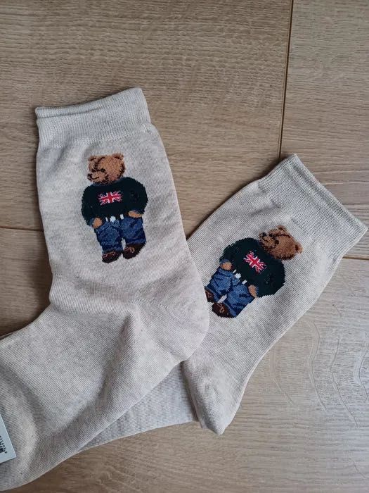Beżowe skarpetki z misiem w swetrze skarpety viral blogerskie do ugg
