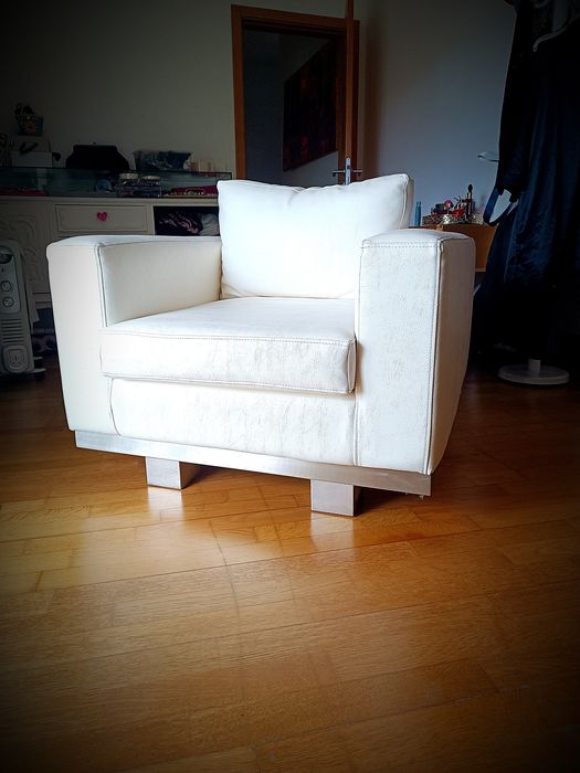 Poltrona em pele sintética — branco casca de ovo, pés em inox escovado