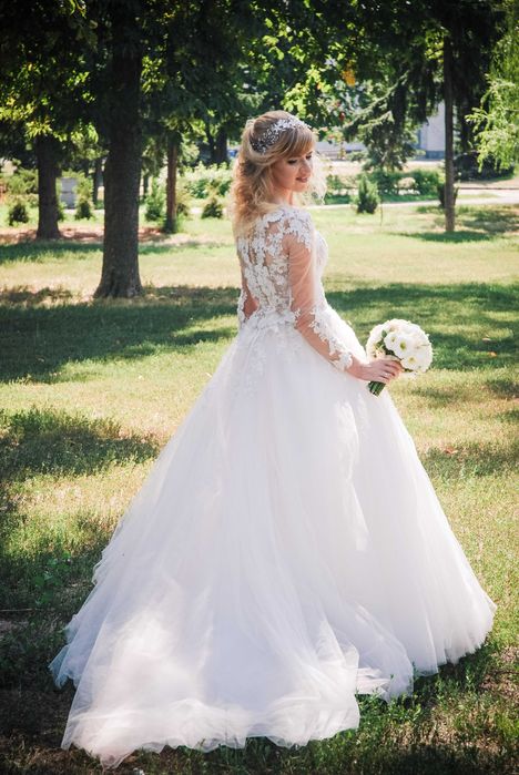 Весільна сукня зі шлейфом