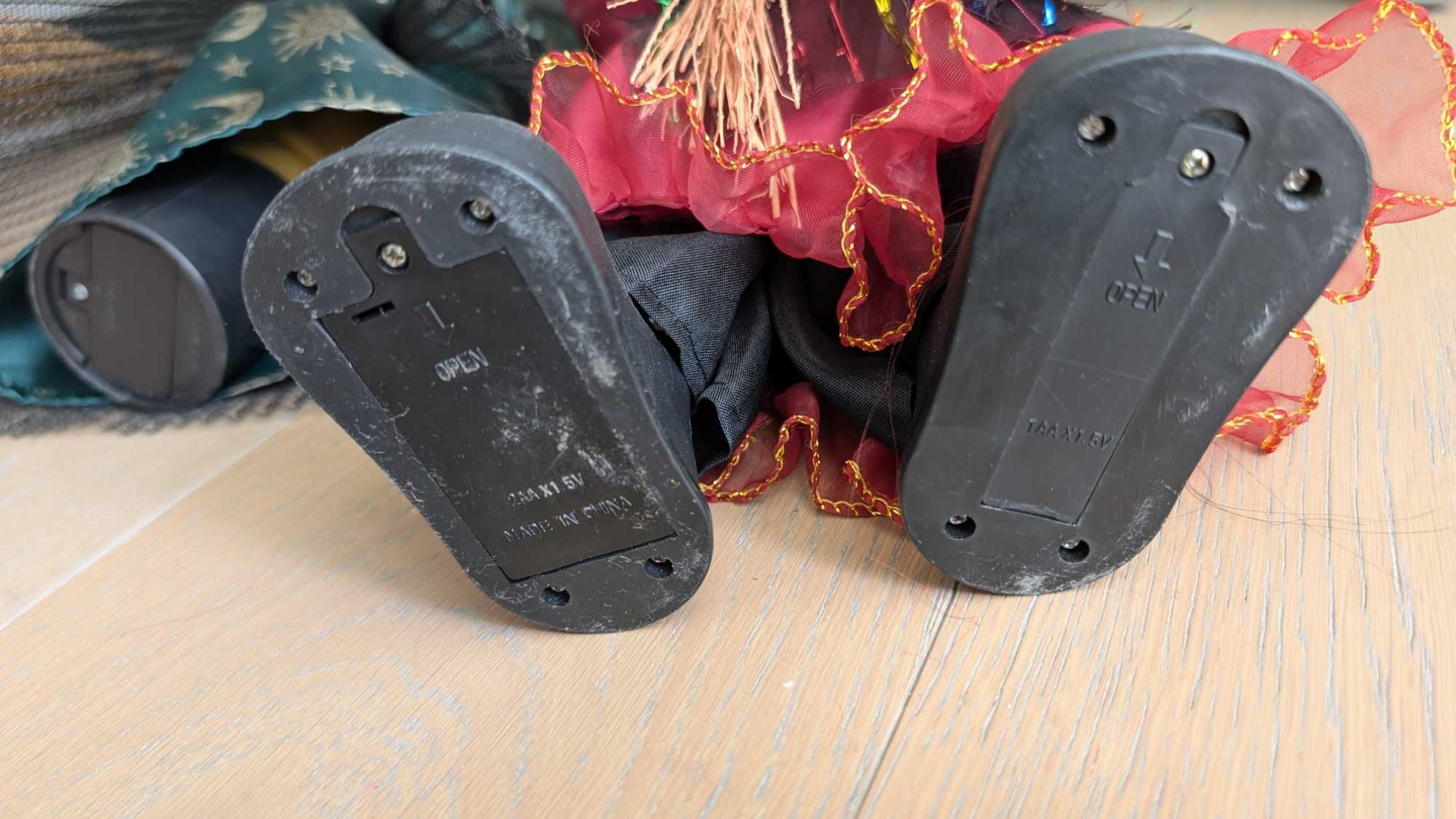 Bonecas bruxas a pilhas