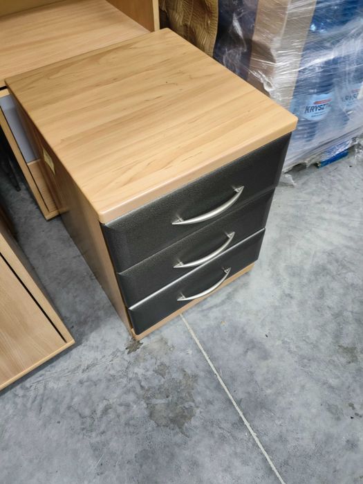 Mała szafka z szufladami
