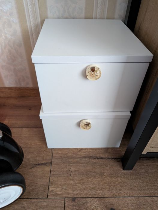 Dwie szafki nocne wiszące