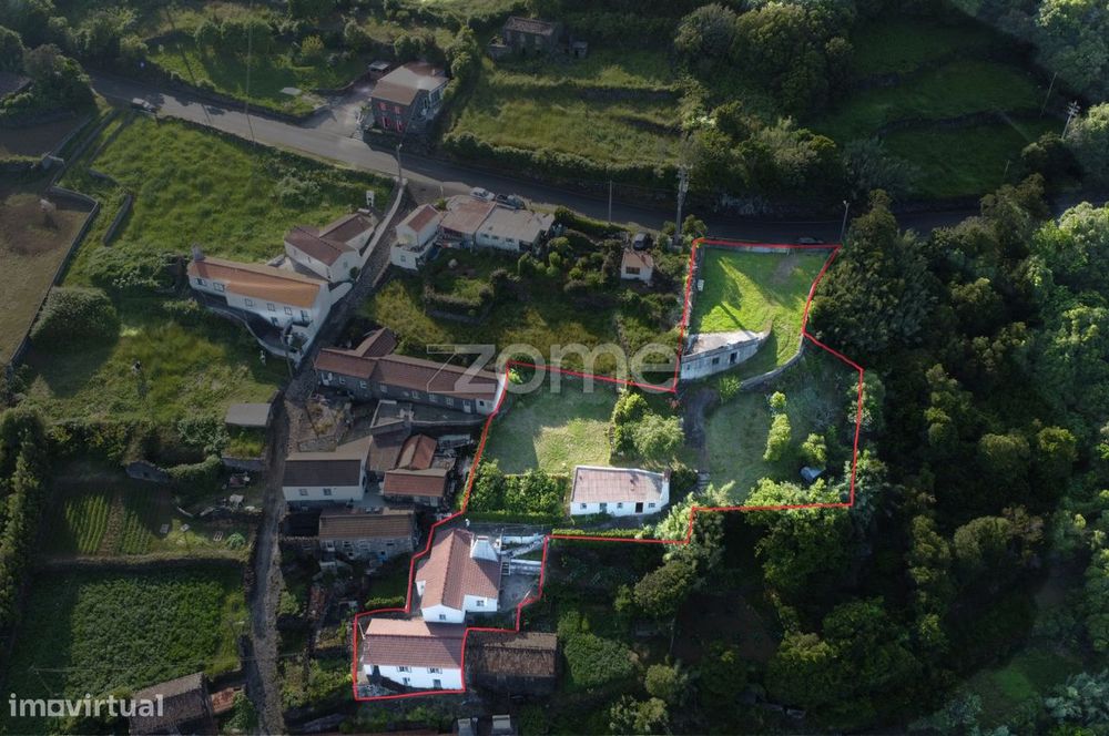 Moradia T4 com Vista Mar e Terreno Amplo em Ribeiras, Pico