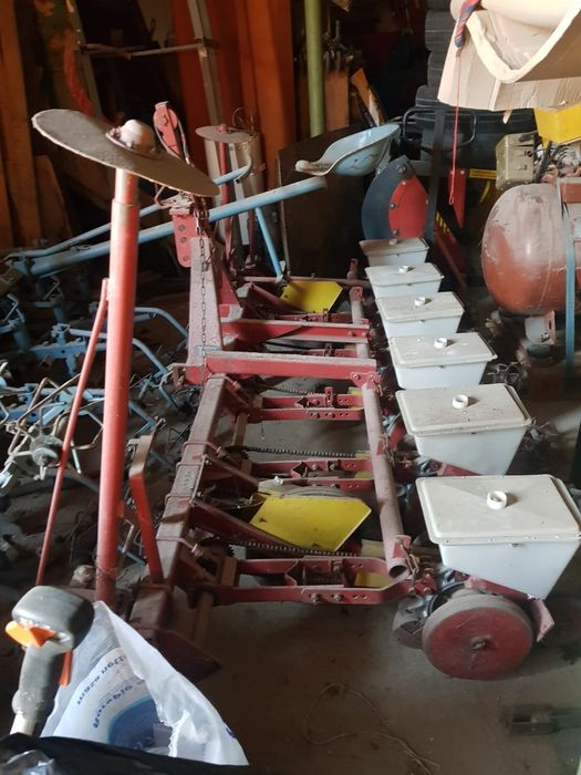 Siewnik do wysiewu  buraków cukrowych gama 6 rzędowy punktowy mechanik