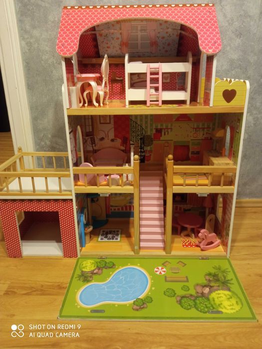 Drewniany domek dla lalek z akcesoriami