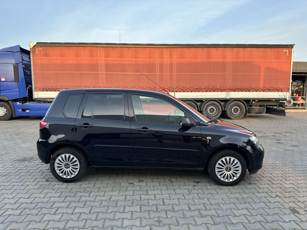 Mazda   (Машина в дуже гарному стані)