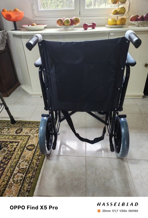 Cadeira de rodas sem uso