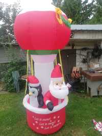 Mikołaj z pingwinem w balonie