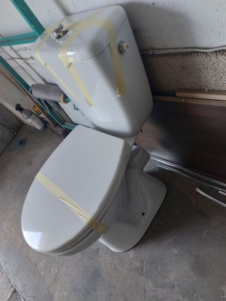 Kibelek WC  kompakt ze spłuczką , odpływ  uniwersalny lub stropowy .