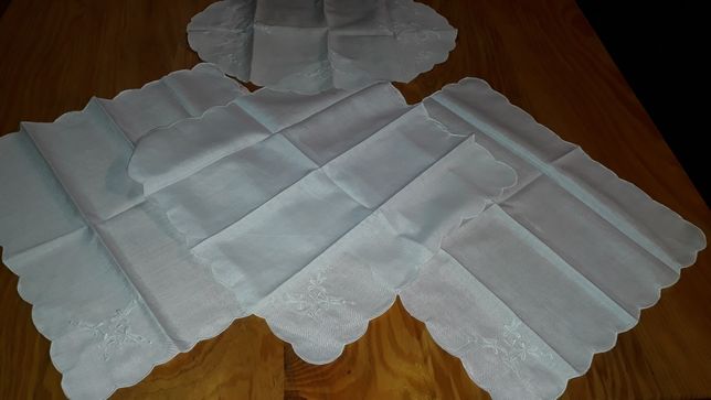 Conjunto 4 naperons brancos bordados