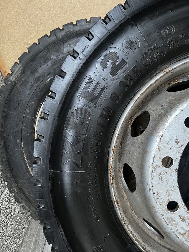 Dwa kola Michelin XDE 2 305/70/22,5