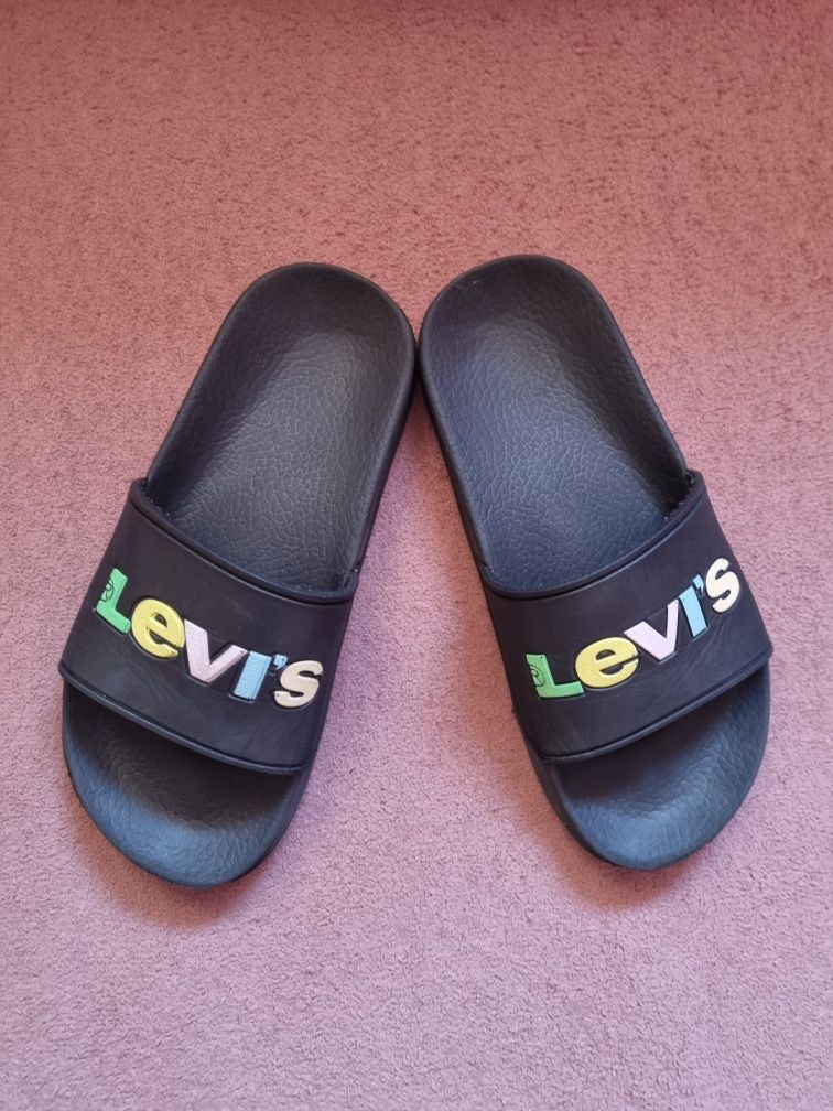 Śliczne oryginalne czarne klapki Levis dla dziewczynki roz.30/19 cm