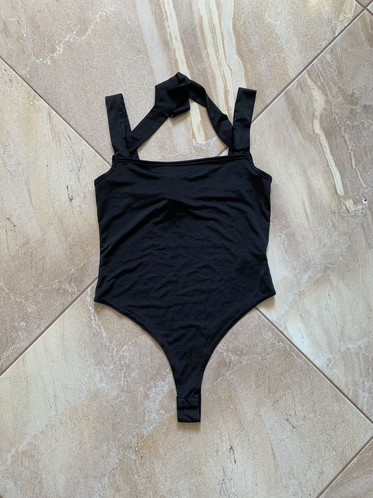 Nowe czarne body z ozdobnym paskiem na szyi i plecach Nasty Gal