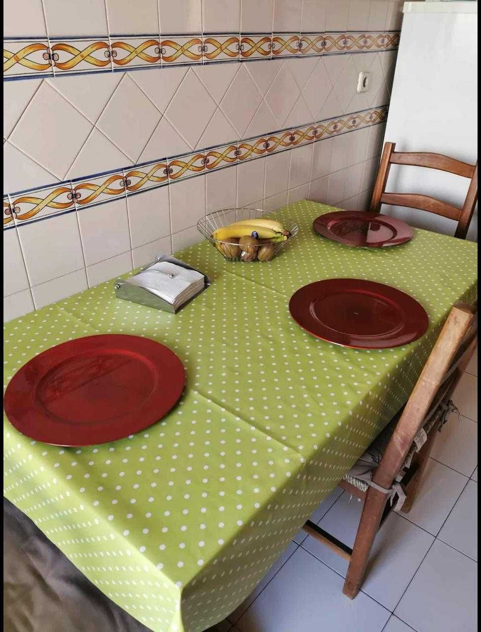 Quarto num apartamento t3 Rua Brasil 147