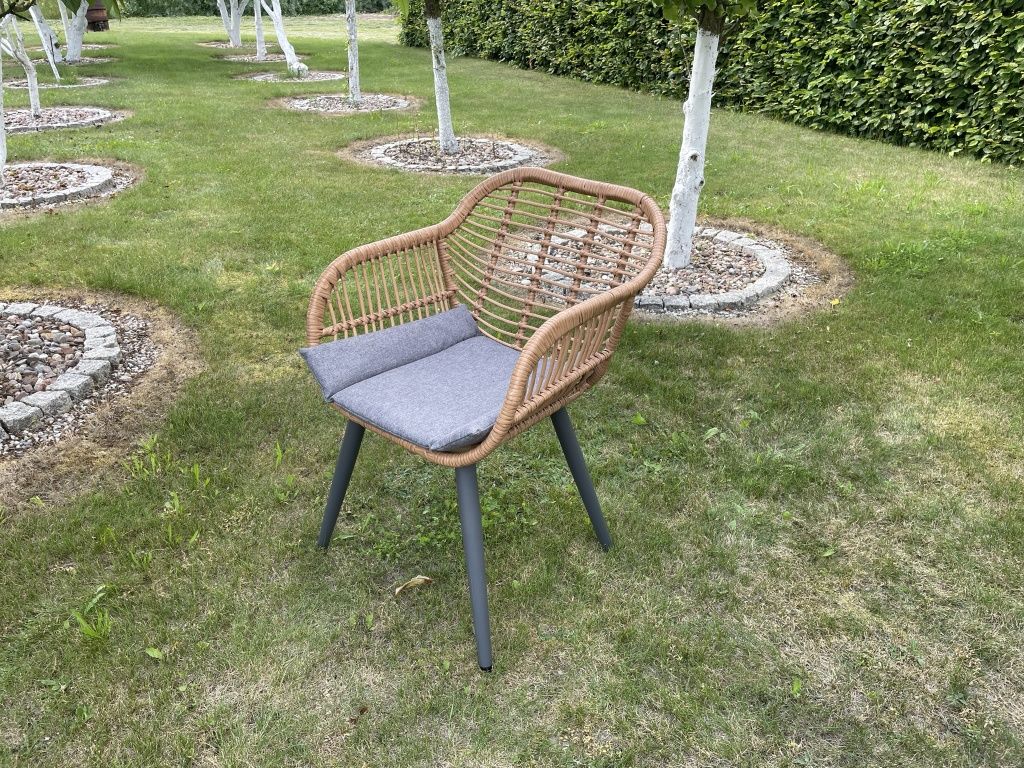 Krzesło ogrodowe plecione.