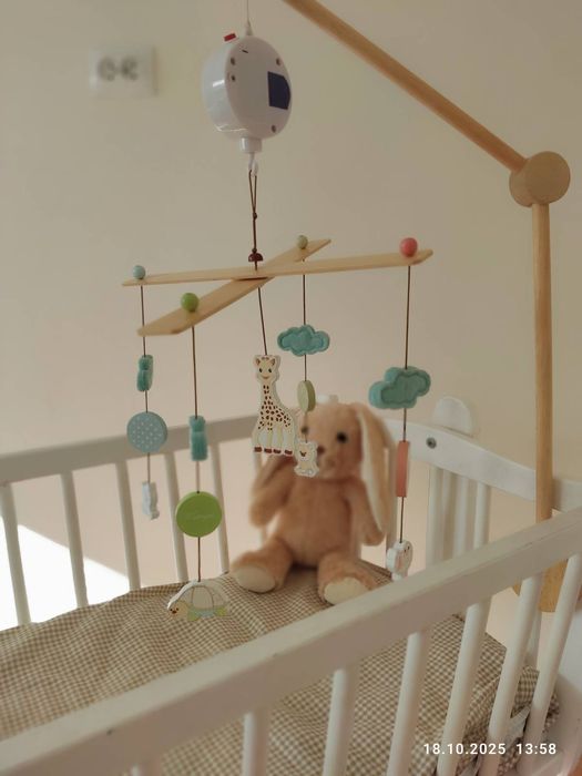 Łóżeczko drewniane niemowlęce, kołyska na kółkach.