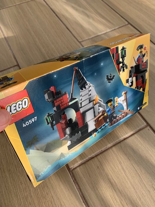 набір LEGO Creator "Scary Pirate Island" (40597)