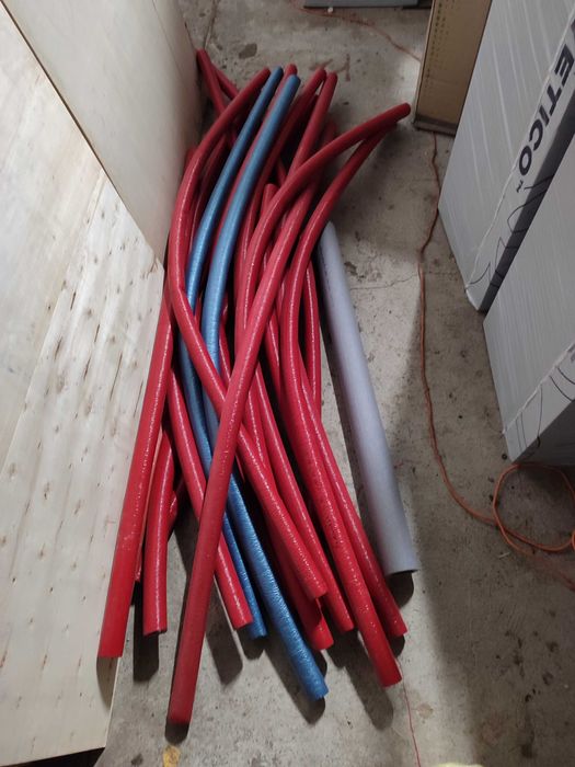 Otulina Tubolit S 28/9 mm, czerowna/niebieska, nierozcięta, po 2m