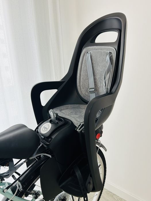 Cadeira para criança na bicicleta. Child seat on bicycle