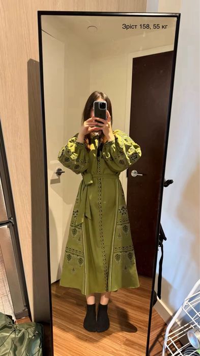 Жіноча сукня вишиванка колір хакі обємні рукави з пояском