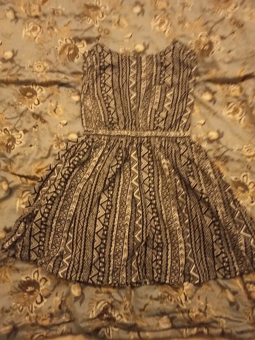 czarno-biała sukienka ze wzorami