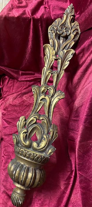 Peças antigas em madeira entalhada manualmente