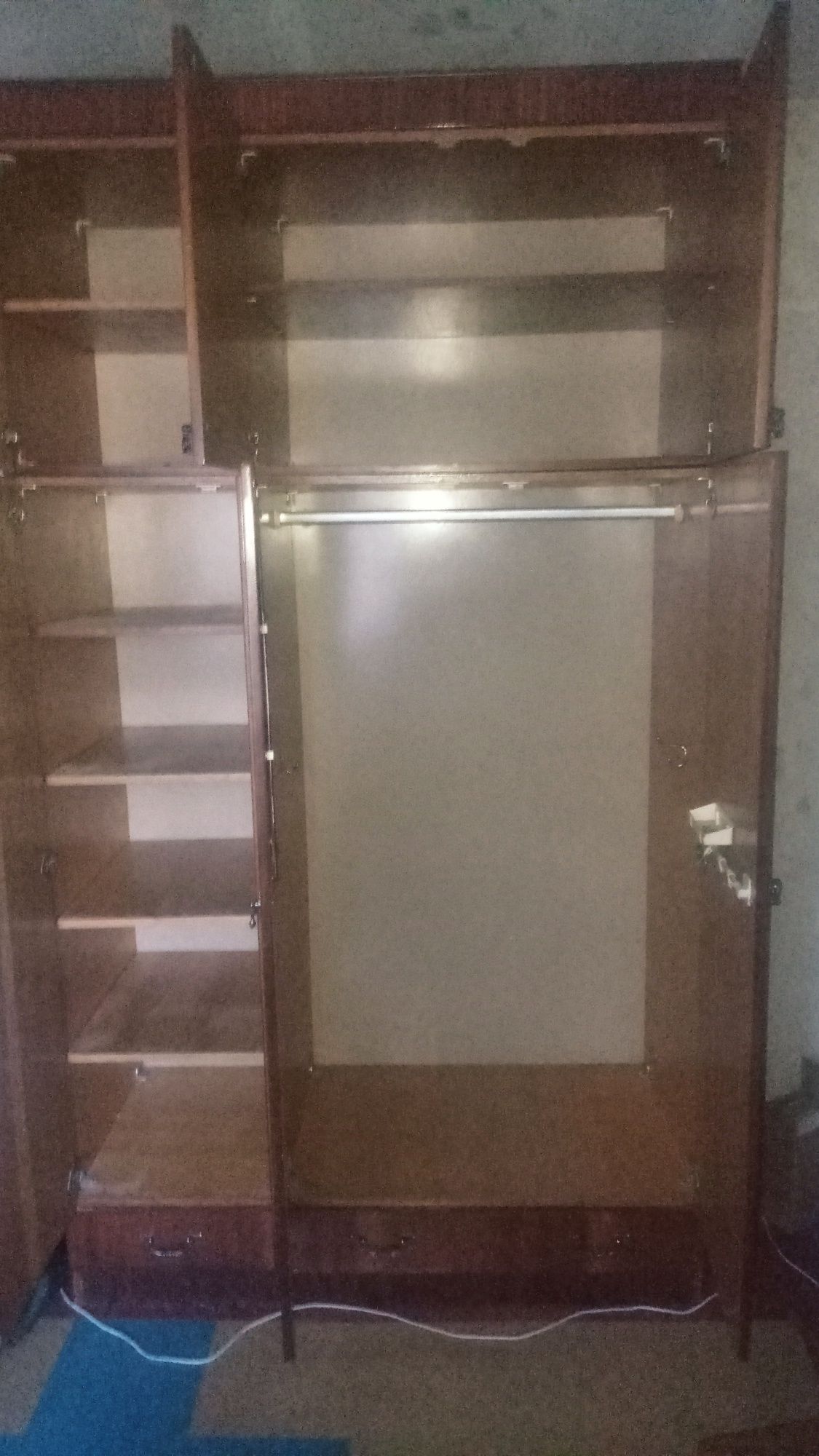 Продам шкаф лакированный СССР.