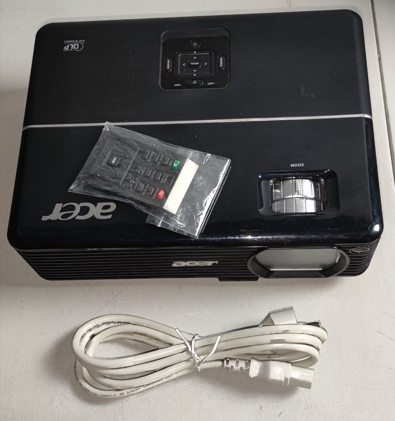 Projetor digital Acer P1165E - como NOVO c/ Comando