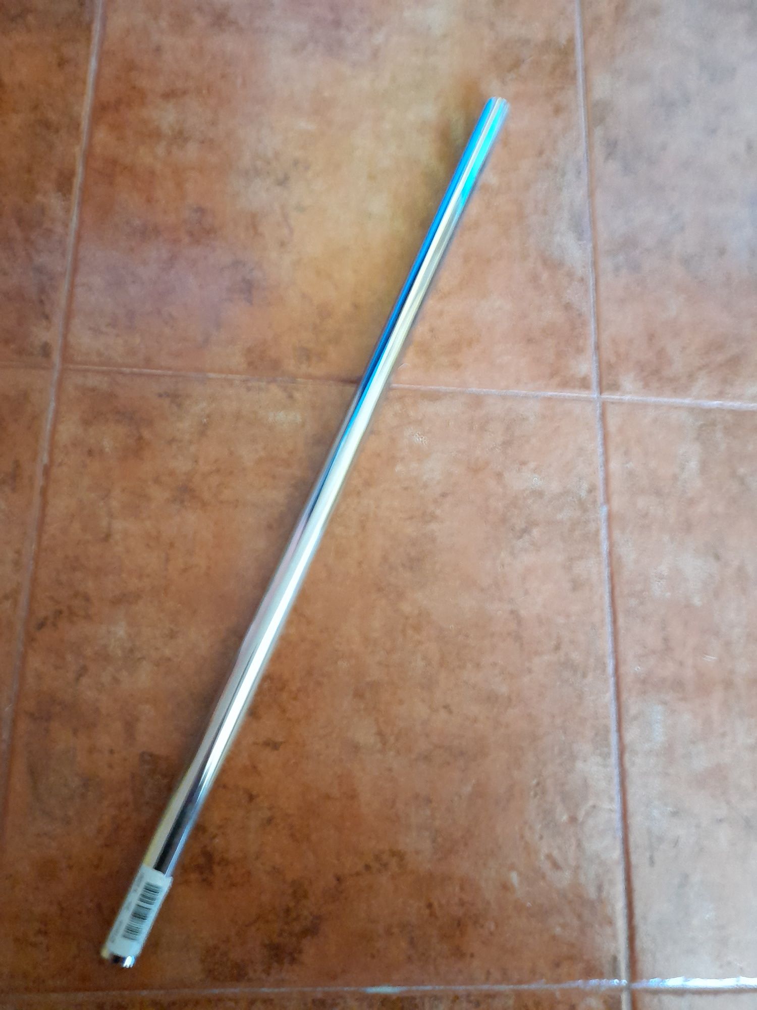 Varão metálico para roupeiro