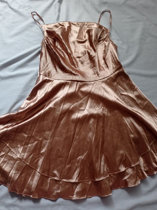 Жіноча сукня золотого кольору святкова