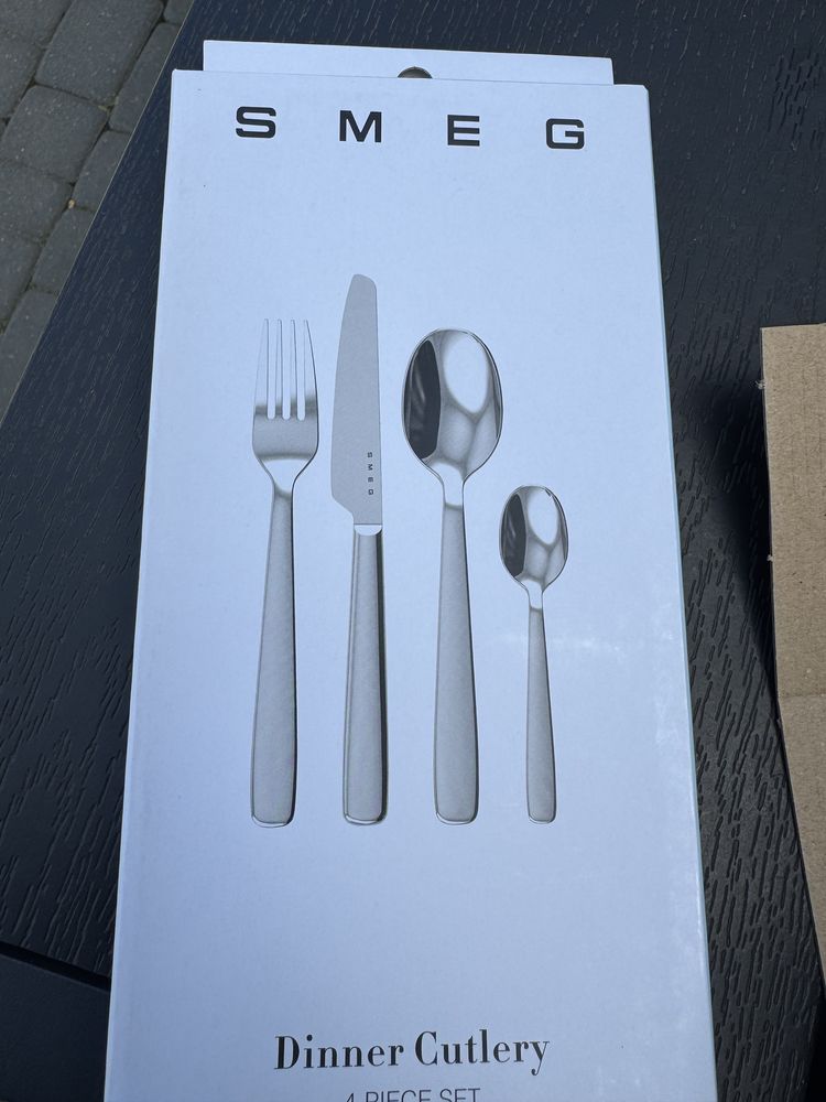 Smeg Zestaw sztućcy na 12 os.
