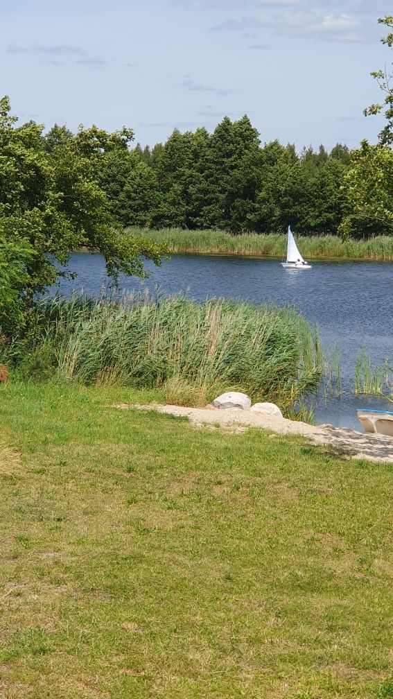 Dom nad jeziorem z linią brzegową
