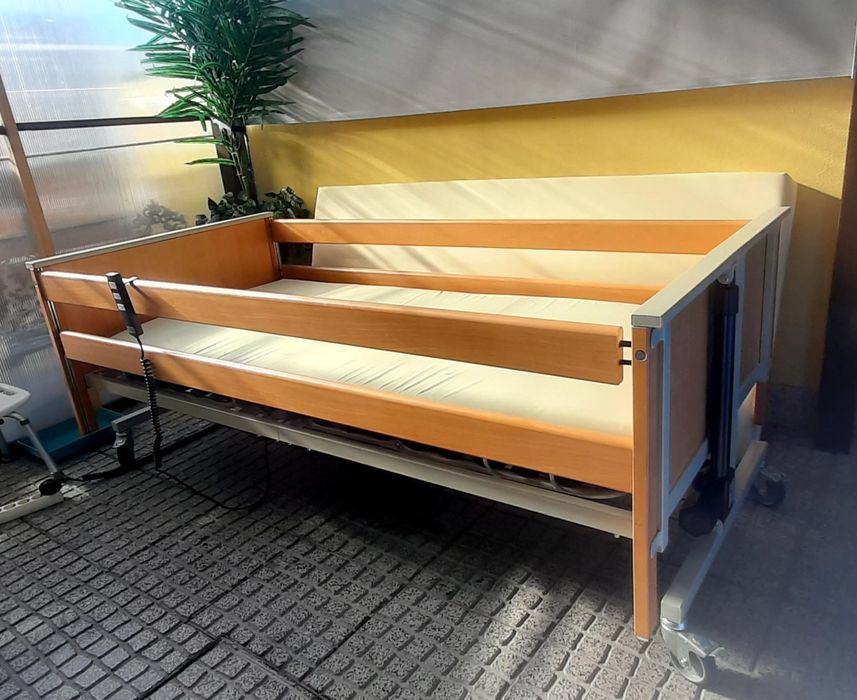 Cama articulada elétrica e elevatória hospitalar