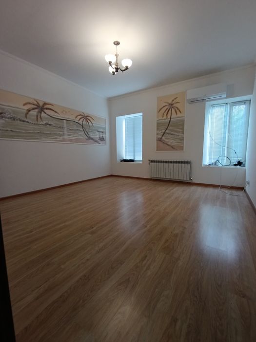 Продам  двухкімнатну квартиру в центрі по вул.Миру.