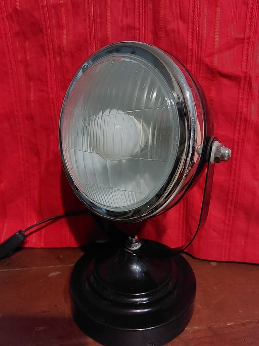 Candeeiro com farol de mota Vespa 
Artigo bem acondicionado.
Recomendo
