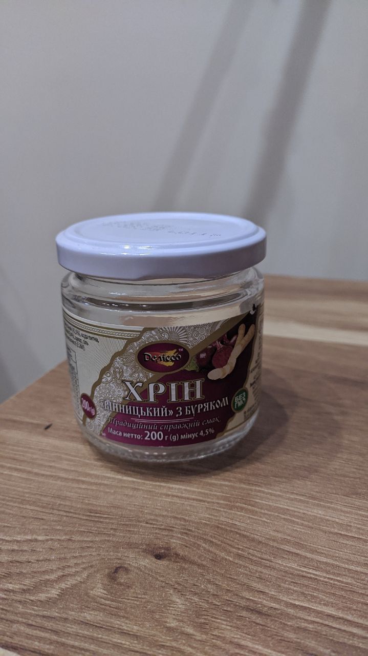 Банки з кришками.