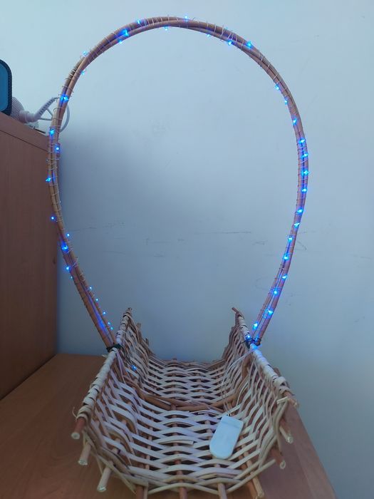 Новорічна корзинка зі шпону з синьою гірляндою