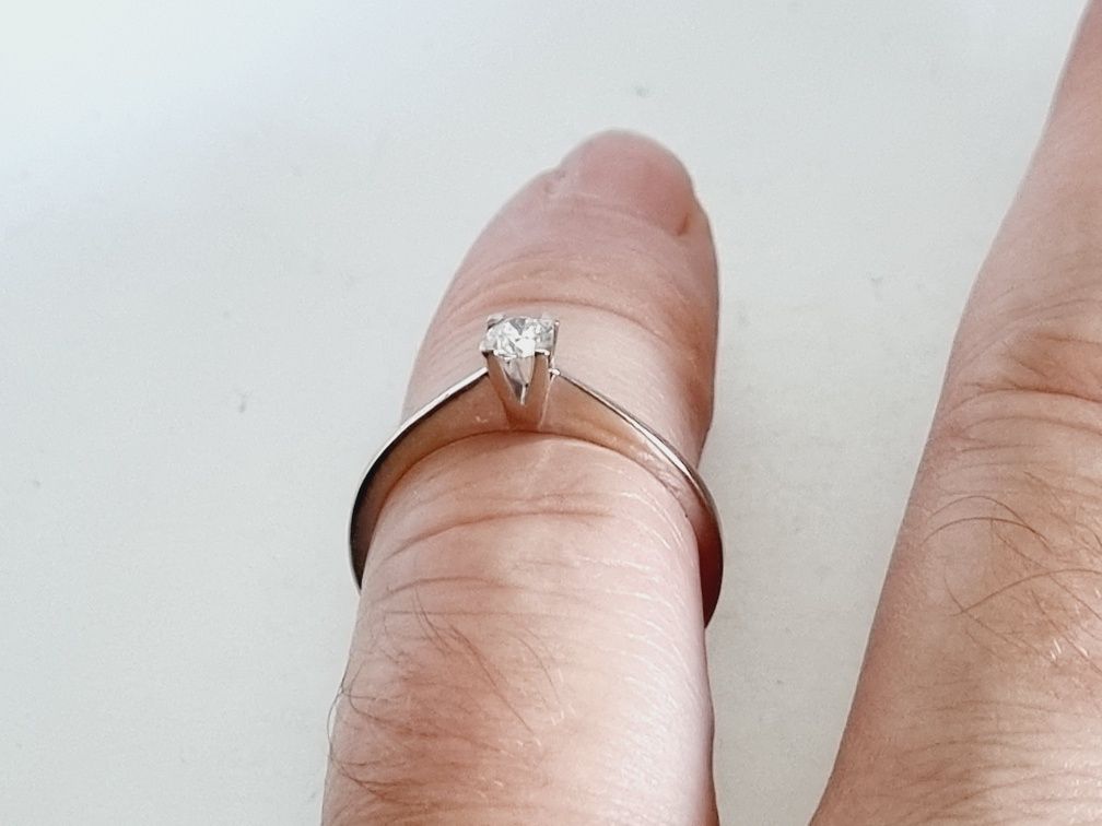 Кольцо с бриллиантом 0.15ct