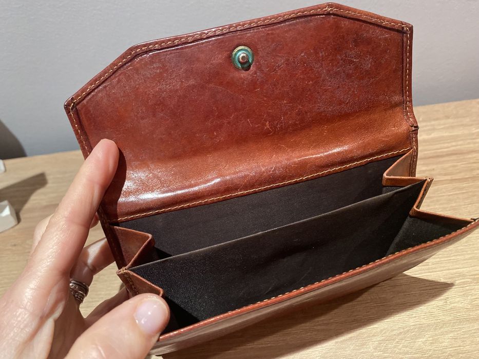 Carteira em pele castanha, para mulher