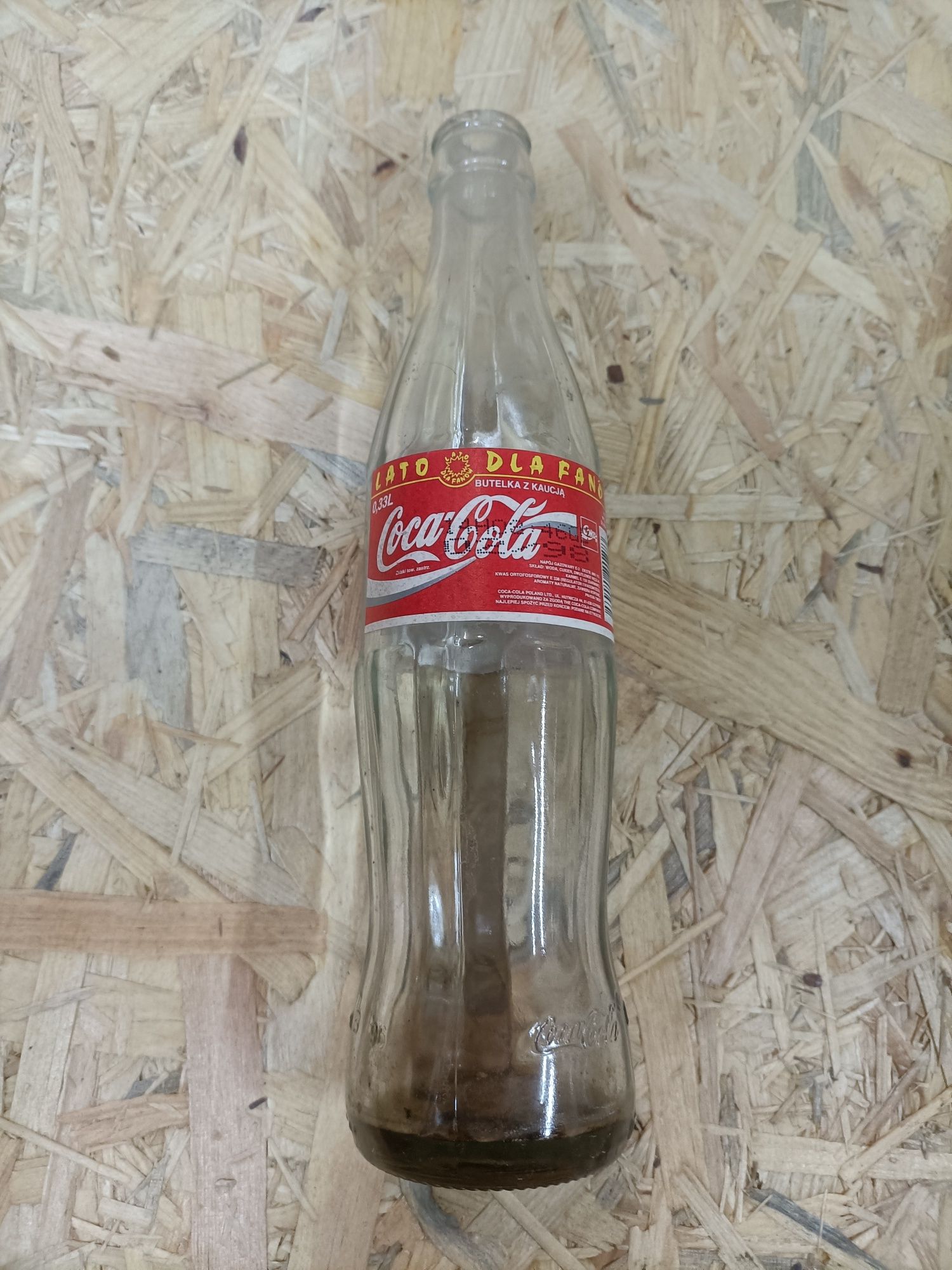 Skrzynka z butelkami coca cola z 98 roku