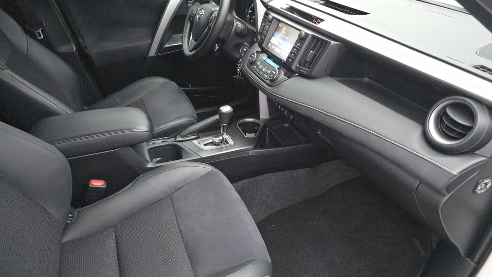 Продам офіційний Toyota Rav4