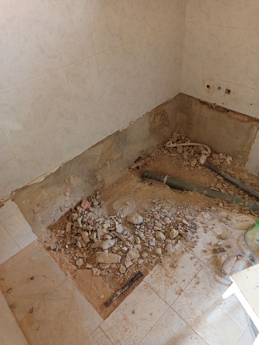 Faço reformas, grandes ou pequenas, banheiros, tomadas elétricas,