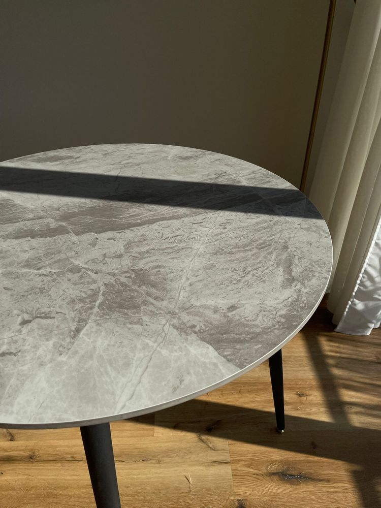 Mesa de jantar de Marmore cinzenta com pernas de metal