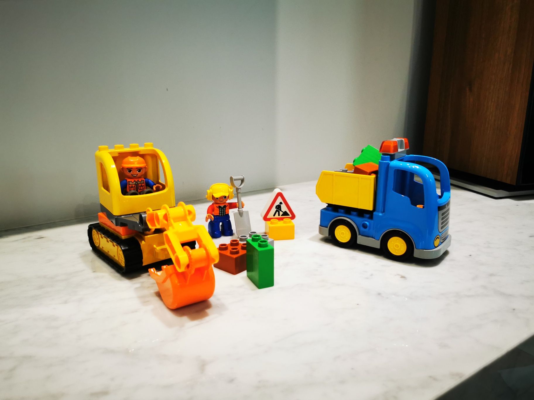 Lego DUPLO Palc budowy - Koparka i Ciężarówka 
Kloc